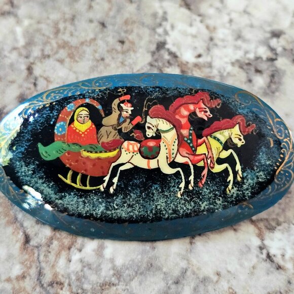 Russian Hand-Painted Lacquer Brooch – Troika Snow Scene – Fine Detail Exquisite - Picture 3 of 5